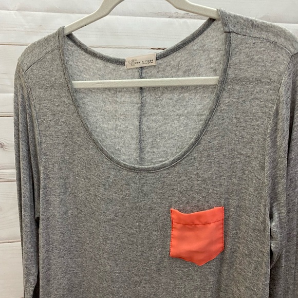 Gray long sleeve tunic with pocket and bottom pop of coral - Picture 2 of 6